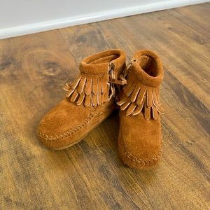Minnetonka Kids Double Fringe Side Zip Boot Size 4